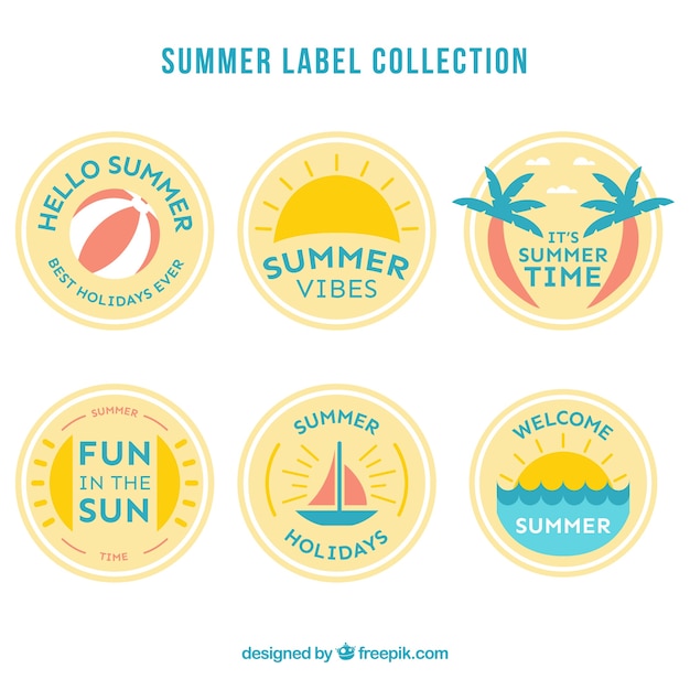Vector gratuito conjunto de etiquetas coloridas de verano con elementos de playa en estilo plano