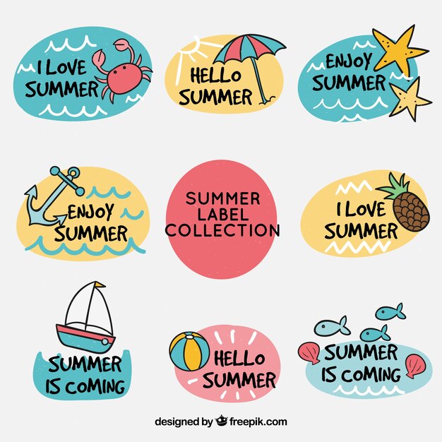 Conjunto de etiquetas de verano con elementos de playa en estilo hecho a mano