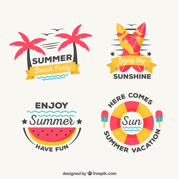 Conjunto de etiquetas de verano con elementos de playa en estilo hecho a mano