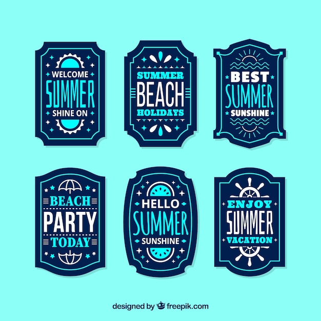 Vector gratuito conjunto de etiquetas de verano con elementos de playa en estilo plano