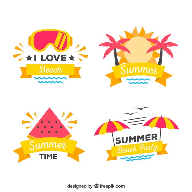 Conjunto de etiquetas de verano con elementos de playa en estilo plano
