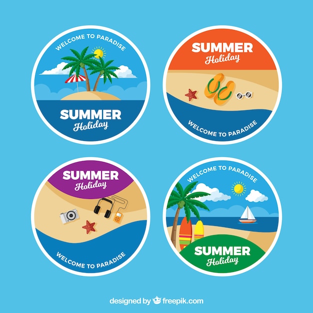 Conjunto de etiquetas de verano con elementos de playa en estilo plano