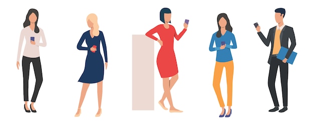 Vector gratuito conjunto de hombre y mujeres con smartphones