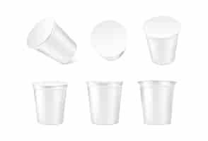 Vector gratuito conjunto de iconos vectoriales realistas colección en tazas de crema agria con tapa en diferentes orientaciones aislado sobre fondo blanco maqueta de producto de yogur lácteo