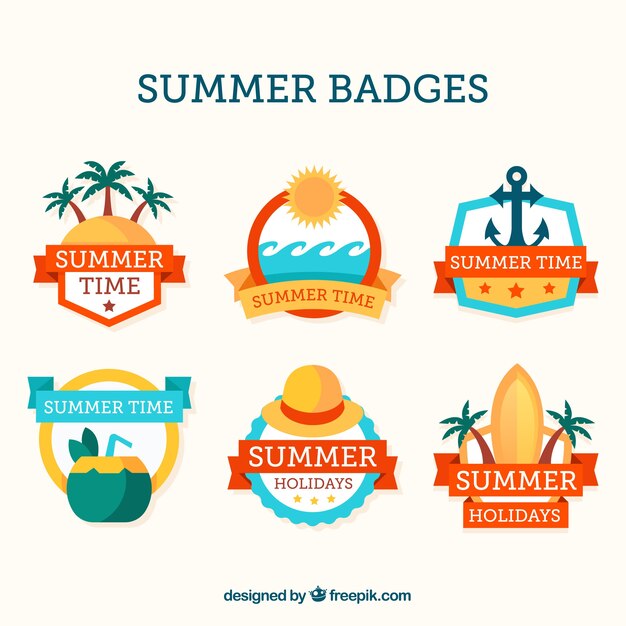 Conjunto de insignias coloridas de verano con elementos de playa en estilo plano