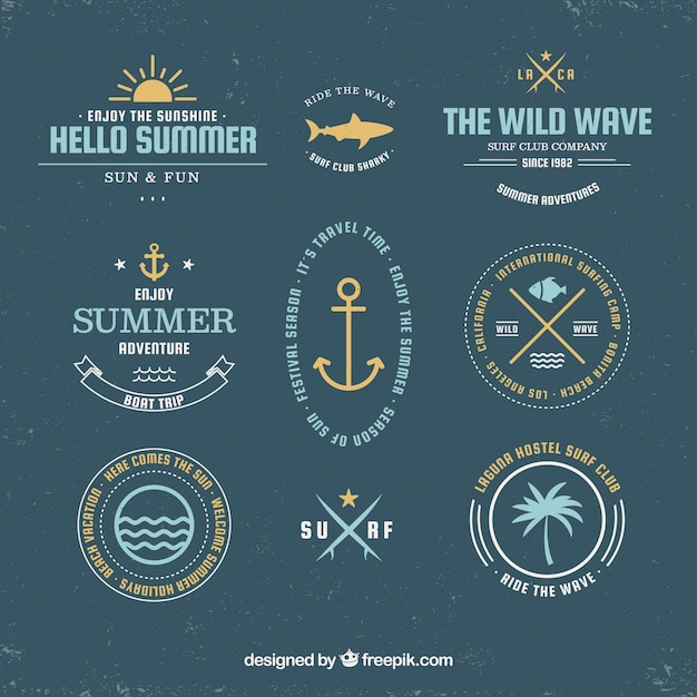 Vector gratuito conjunto de insignias de verano con elementos de playa en estilo hecho a mano