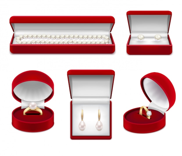 Conjunto de joyas realistas de oro con perlas y gemas en cajas rojas aisladas