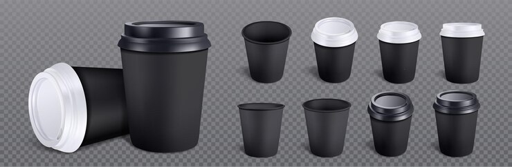 Vector gratuito conjunto de maquetas vectoriales aisladas de taza de café negro 3d taza de té ecológico con tapa de plástico y diseño de marca vacía envases desechables oscuros para llevar y plantilla profesional de bebida con leche fría