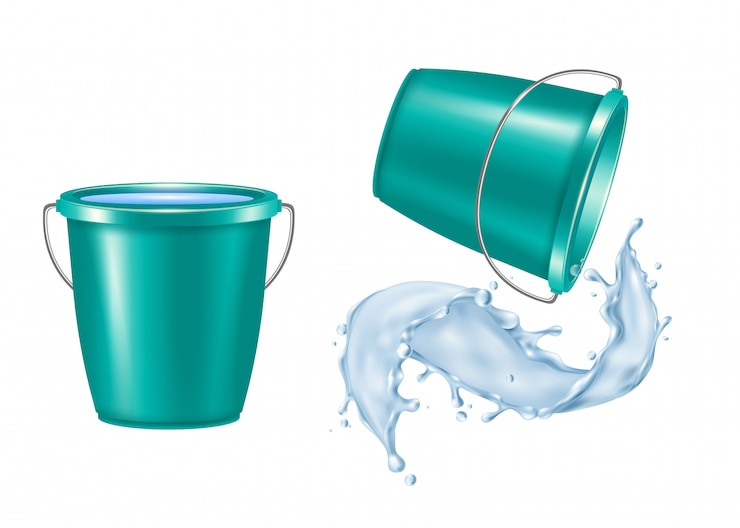 Vector gratuito conjunto realista de cubo de plástico con agua vertiendo ilustración de vector aislado