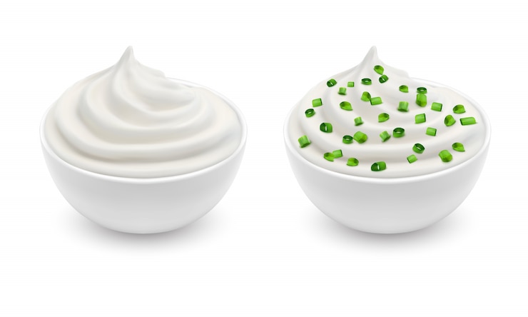 Vector gratuito conjunto realista de dos cuencos de cerámica con crema agria blanca, yogur, salsa tártara, queso blando,