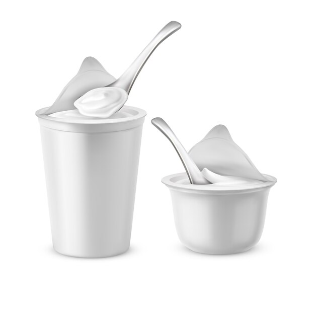 Conjunto realista de dos macetas en blanco con tapas de papel, recipientes de plástico o frascos con cucharas,