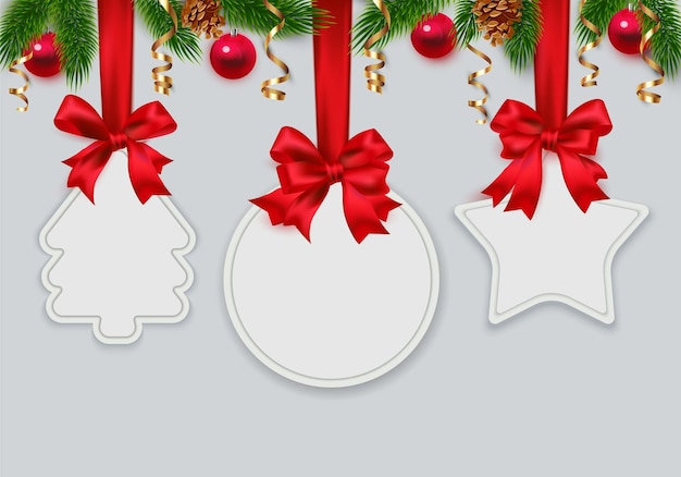 Vector gratuito conjunto realista de etiquetas navideñas con bola de árbol y marcos en forma de estrella colgando de lazos de cinta roja ilustración vectorial