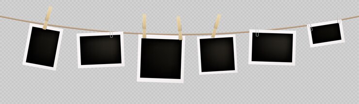Vector gratuito conjunto realista de fotos instantáneas colgando de una cuerda atada con pinzas para la ropa y clips ilustración vectorial de fotografías cuadradas de papel en blanco en marcos blancos aislados sobre fondo transparente