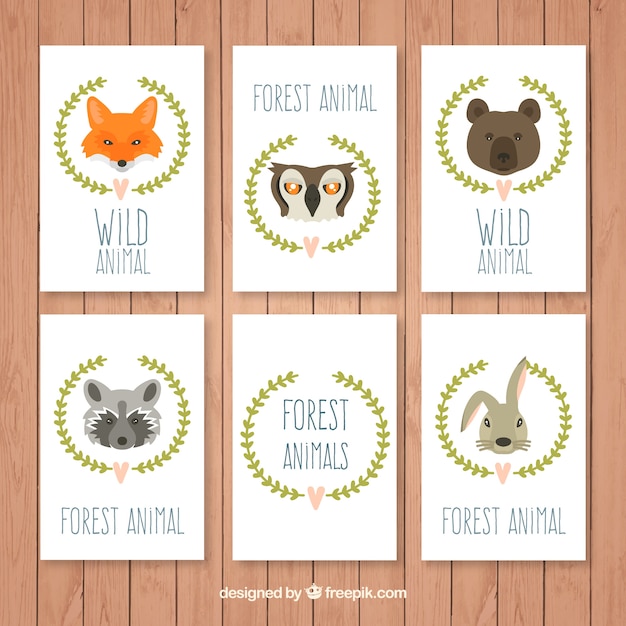 Conjunto de tarjetas de animales del bosque con coronas florales