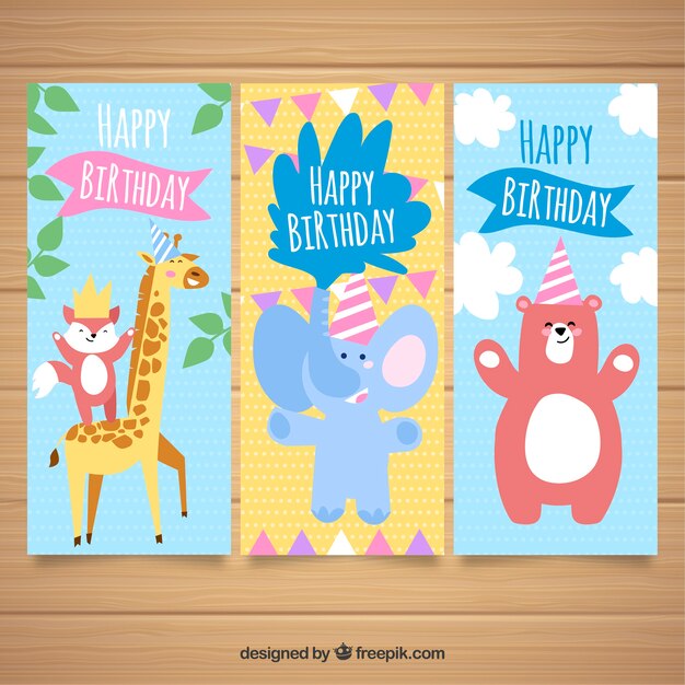 Conjunto de tres tarjetas de cumpleaños en diseño plano con animales