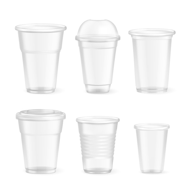 Conjunto de vasos de comida desechables de plástico realista de varios tamaños en blanco aislado