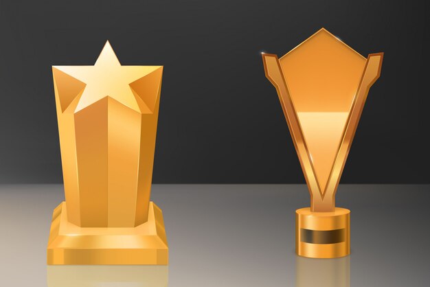 Copa, trofeo dorado sobre pedestal con placa de identificación