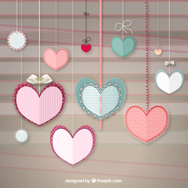 Corazones de artesanía que cuelgan