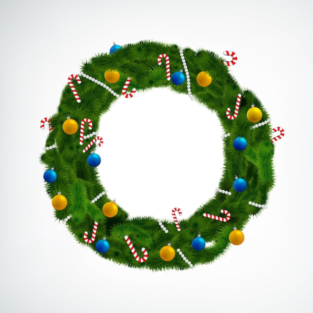 Corona de Navidad de coníferas decorada con bolas y caramelos en blanco