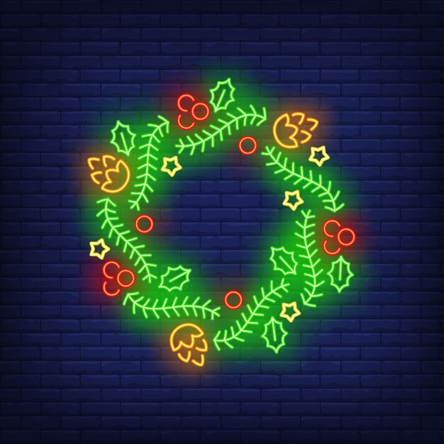 Corona de Navidad verde con bayas en estilo neón