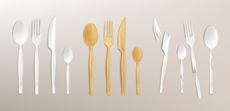 Vector gratuito cubiertos de madera 3d y plástico roto, tenedor, cuchara y cuchillo desechables. ajuste de la tabla biodegradable de bambú aislado hecho de material reutilizable reciclado ecológico natural, ilustración realista, juego