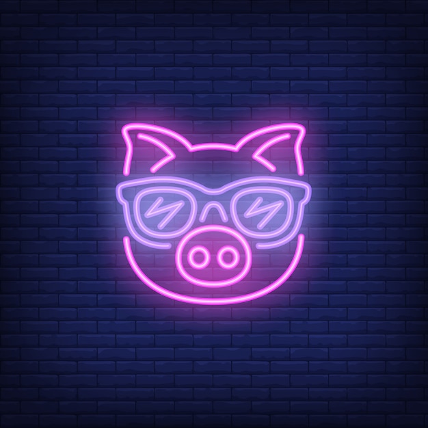 Vector gratuito cute dibujos animados rosa cerdo en gafas de sol. elemento de signo de neón anuncio brillante de la noche.