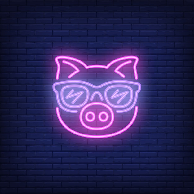 Cute dibujos animados rosa cerdo en gafas de sol. Elemento de signo de neón Anuncio brillante de la noche.