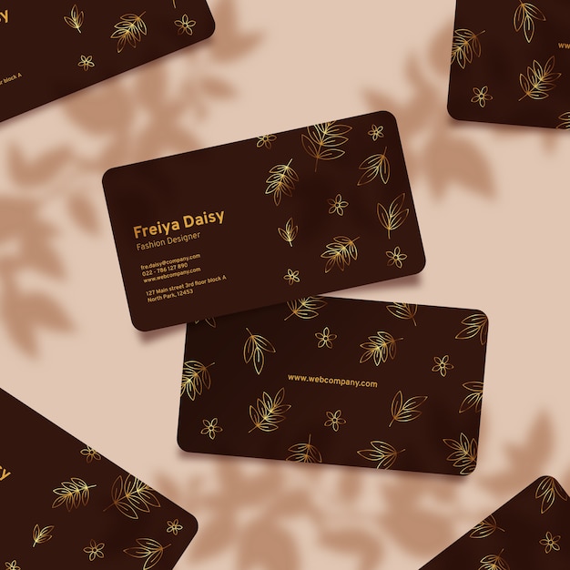 Diseño de hojas en tarjeta de visita marrón