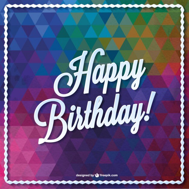 Diseño de la tarjeta de cumpleaños con formas triangulares