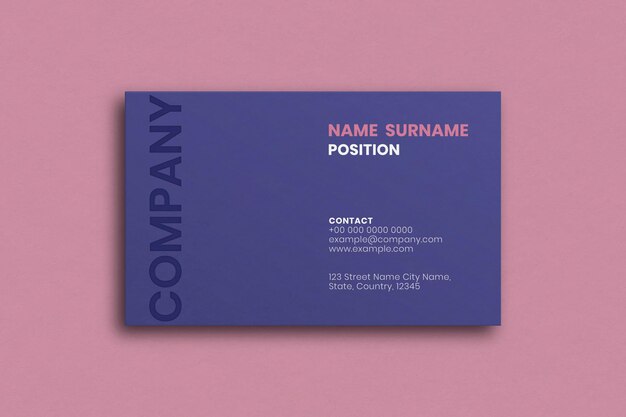 Diseño de tarjeta de visita simple en tono morado.