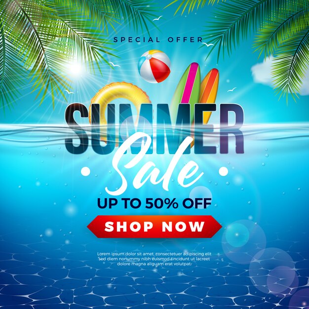 Diseño de venta de verano con pelota de playa y hojas de palmeras exóticas sobre fondo azul del océano