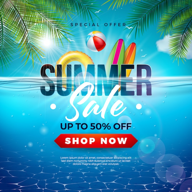 Diseño de venta de verano con pelota de playa y hojas de palmeras exóticas sobre fondo azul del océano