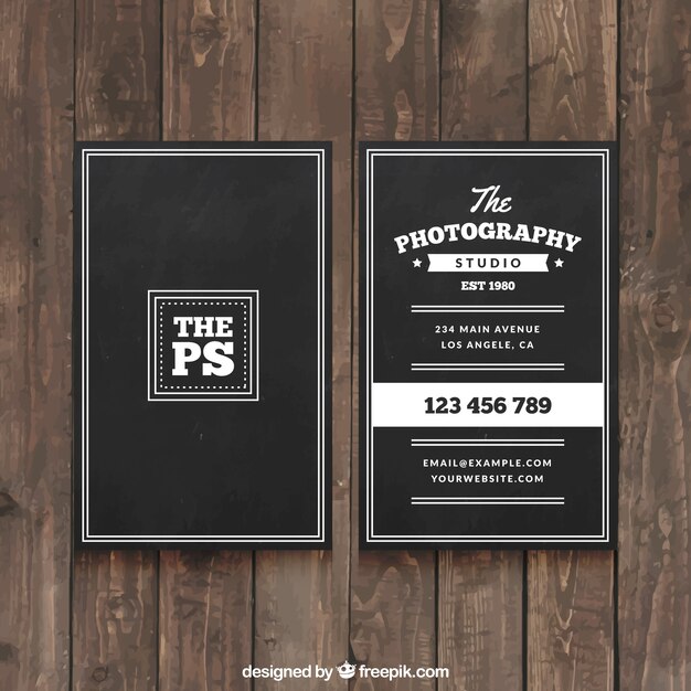 Elegante tarjeta de visita negra para un fotógrafo profesional 