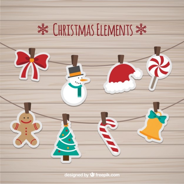 Elementos de navidad colgando de una cuerda