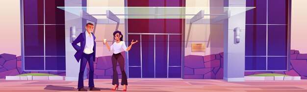 Empleado de la empresa habla cerca del centro de negocios de la oficina
