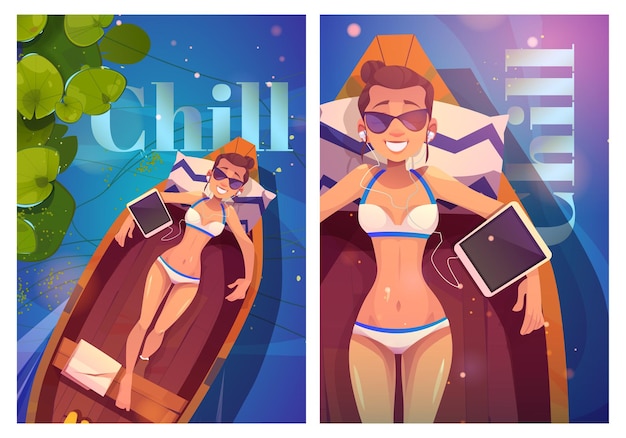 Vector gratuito enfriar carteles de estilo de dibujos animados con una mujer joven en bikini en un barco de madera escuchar música en la tableta