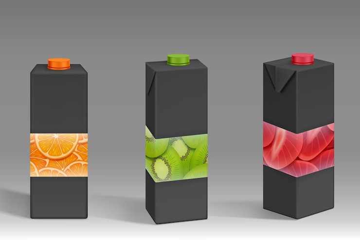 Vector gratuito envases de cartón negro con estampado de frutas para zumo