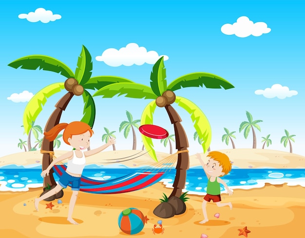 Escena con niño y niña jugando frisbee en la playa