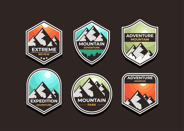 Establecer el logotipo y las insignias de la montaña. Un logotipo versátil para su negocio. ilustración en una oscuridad