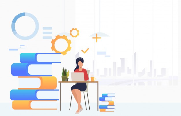Estudiante estudiando y usando una computadora portátil en el escritorio