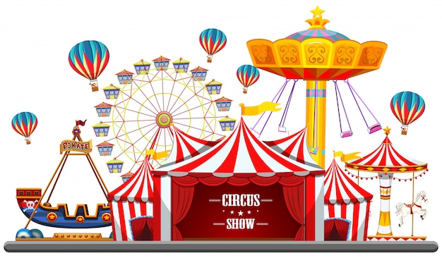 Evento de circo con carpas, noria, juegos de atracciones, taquilla barco pirata aislado