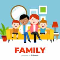 Vector gratuito familia adorable en casa con diseño plano