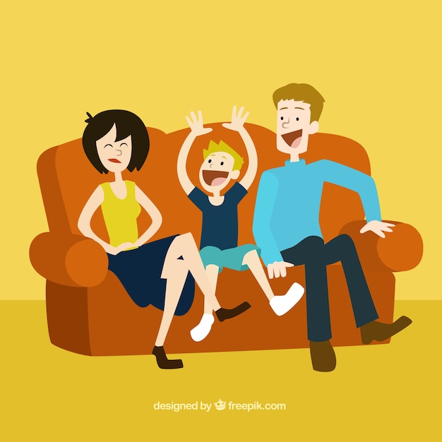 Familia feliz sentada en el sofá