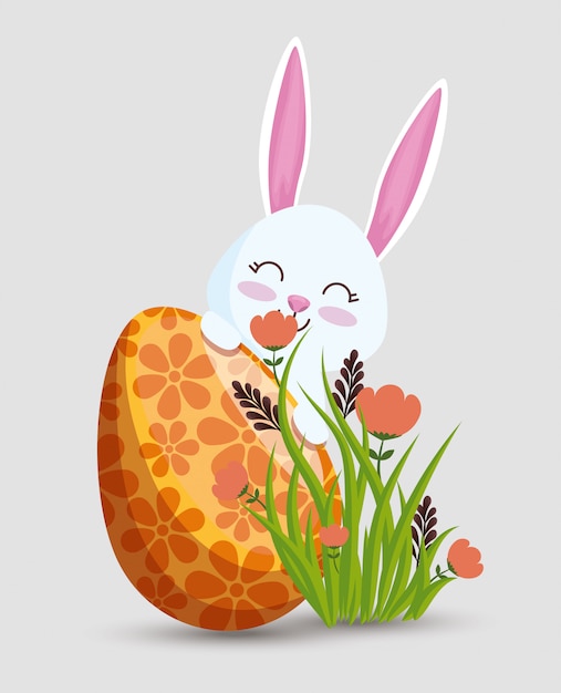 Feliz conejo con decoración de huevo y flores.