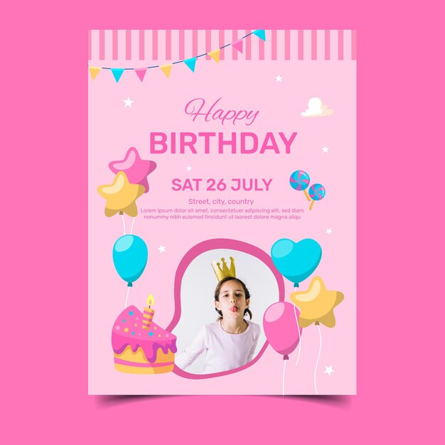 Feliz cumpleaños con niña y rebanada de pastel