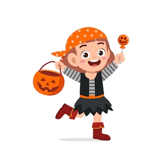 Feliz niño lindo celebrar halloween viste disfraz de pirata