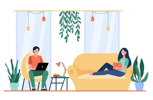 Feliz pareja descansando en el sofá y el sillón en la sala de estar, leyendo un libro, viendo películas en la computadora portátil.