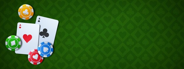 Fichas de cartas as realistas en la mesa de casino verde