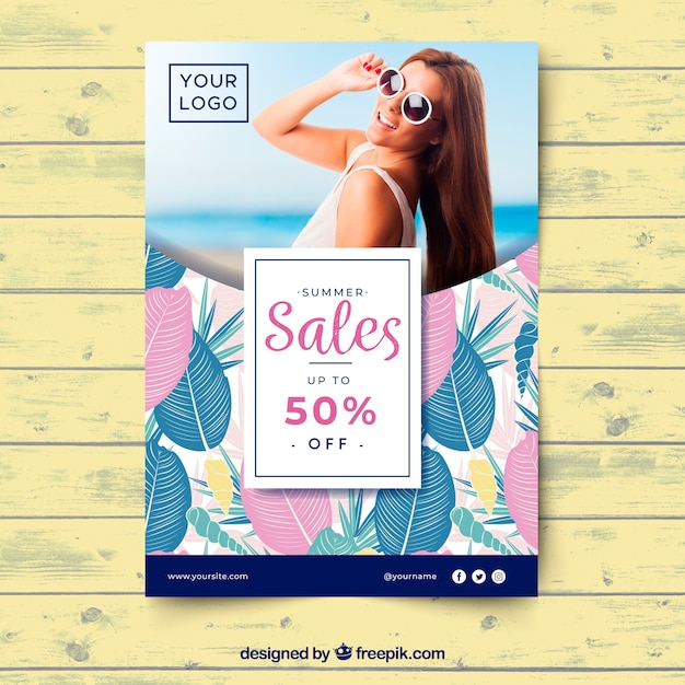 Vector gratuito folleto de venta de verano con fotografía