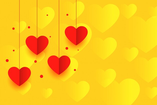 Fondo amarillo con fondo de corazones de papel colgante rojo